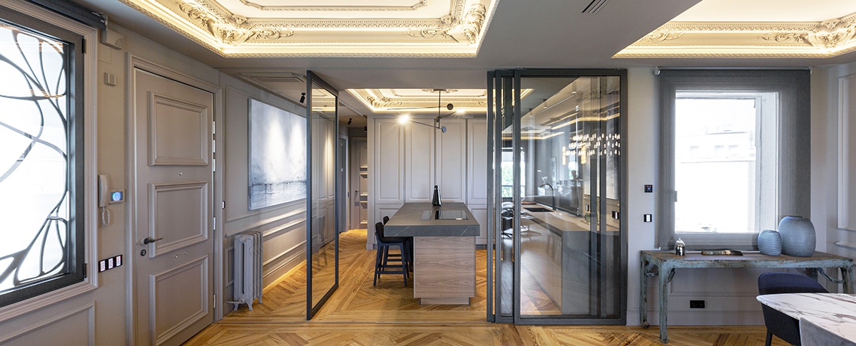 Salón de reforma integral de lujo frente al Retiro con molduras originales y carpintería a medida