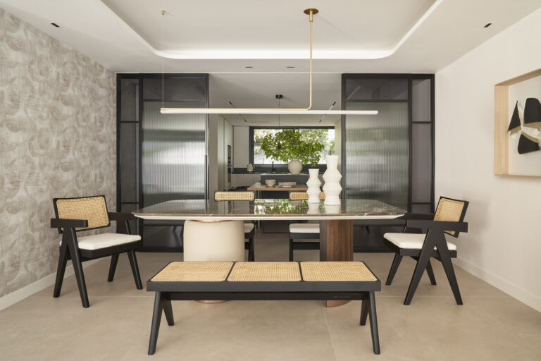 Zona de comedor y cocina tras la reforma integral en calle Begonia, La Moraleja