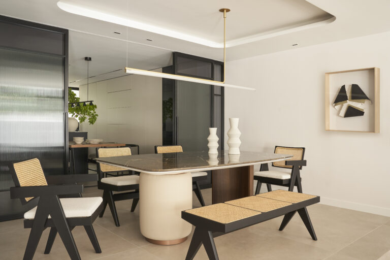 Cocina y comedor conectados en vivienda reformada de 355 m² en La Moraleja