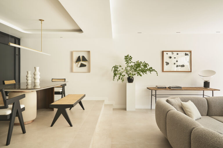 Salón luminoso con interiorismo contemporáneo en vivienda de El Soto de La Moraleja