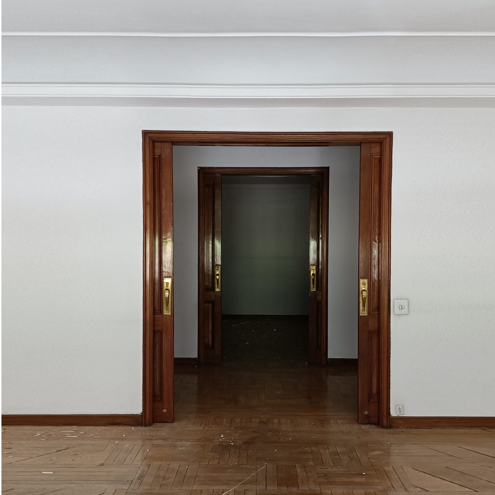 Hall de la vivienda antes de la reforma integral en Álvarez de Baena, Madrid